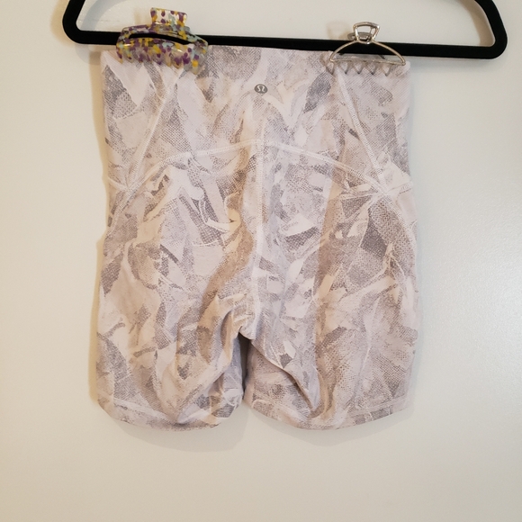 Lululemon bike shorts size 6, 6" inseam - Picture 4 of 5